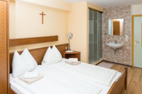 Гостиница Rosslwirt Motel mit 24 Stunden Self Check-IN  Штрас-Им-Аттергау